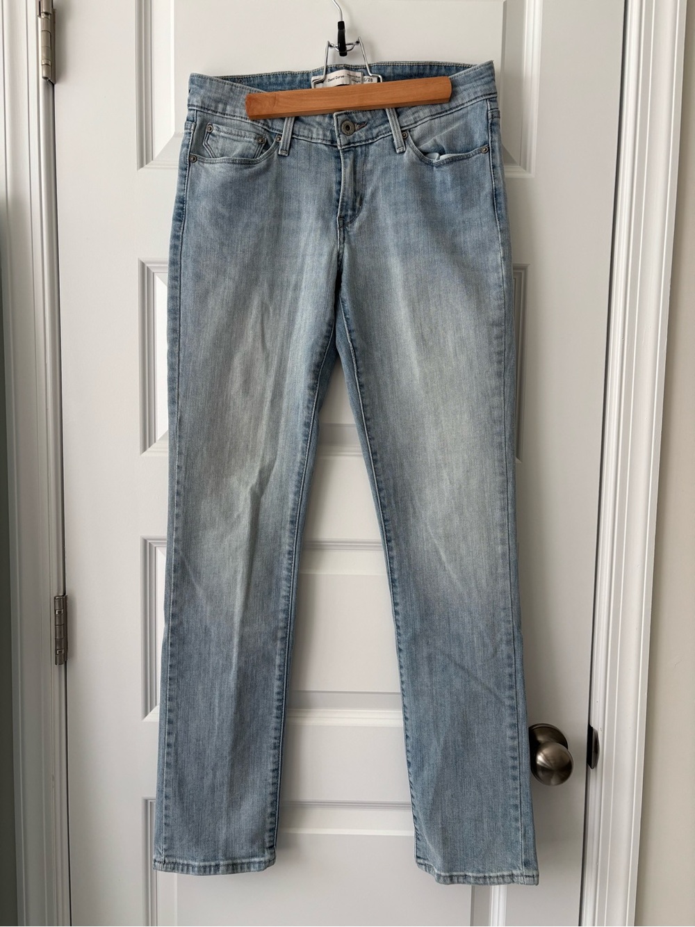 Levi’s Demi Curve Size 6/28 Light Wash Straight Leg Modern Rise Jeans